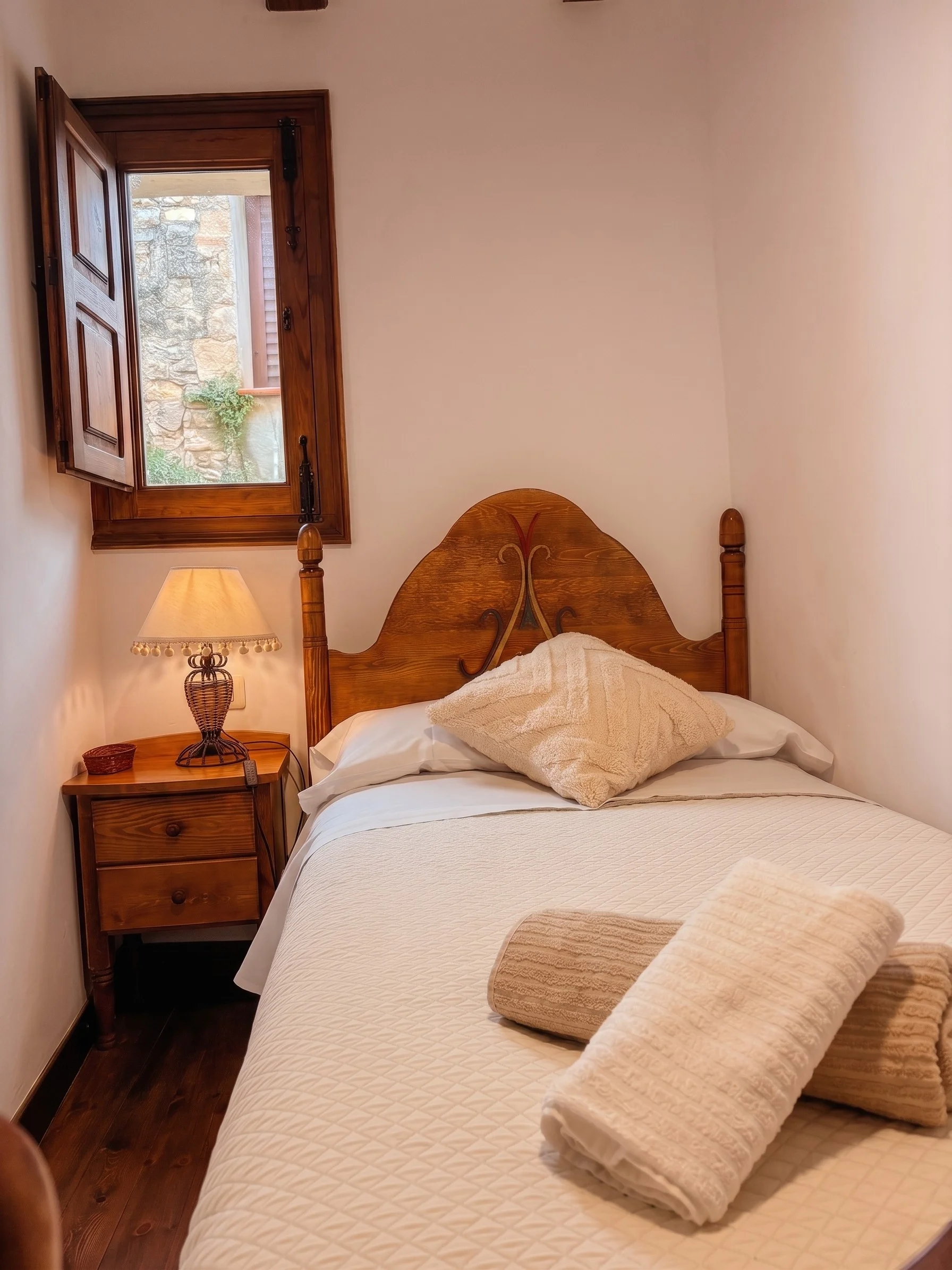 Habitación doble casa rural interior Castellón cerca de Montanejos